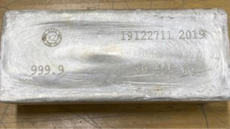 被盗银条上印有序列号和“韩国锌”（Korea Zinc）标记。 警方图片