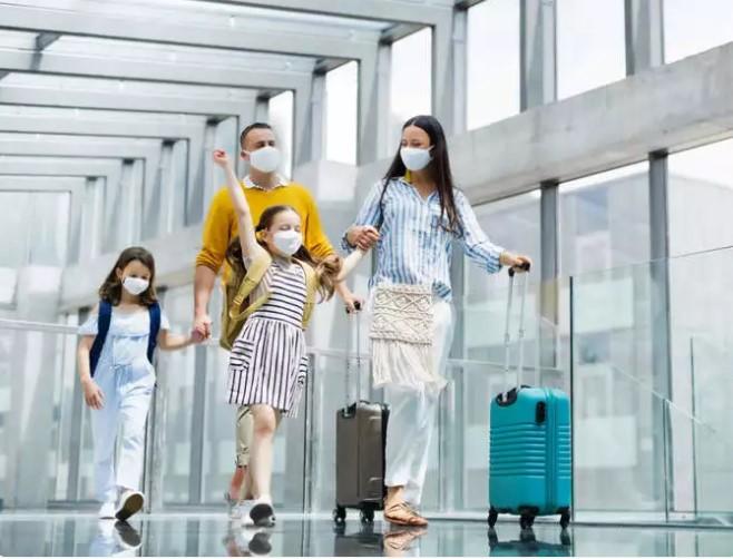 专家警告，未接种疫苗的儿童在随同父母出国旅行时，仍然有风险。网上图片