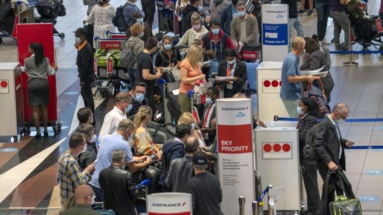 南非约翰内斯堡奥利弗坦博国际机场的法航柜位，周五挤满正待飞往巴黎的离境旅客。 美联社