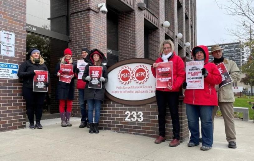 上月25日，有组织在PSAC总部外抗议，反对政府强制联邦雇员接种疫苗。 CBC