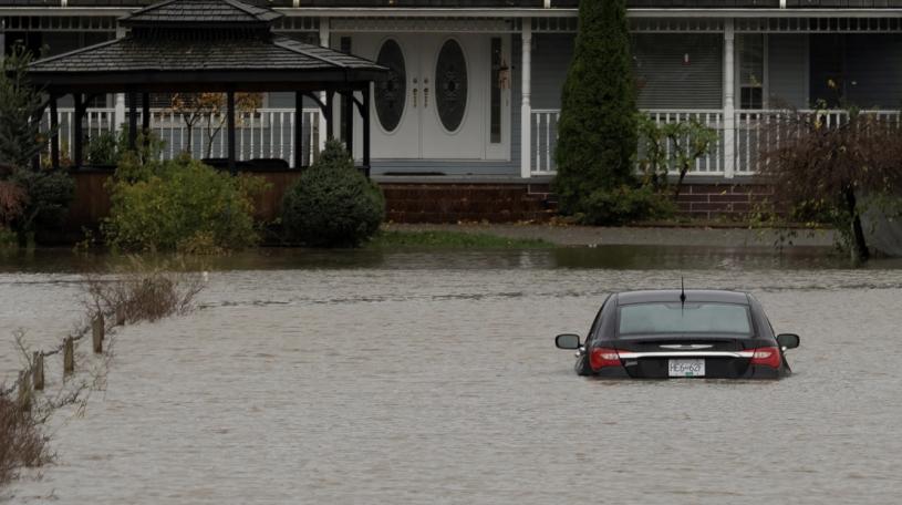 受灾地区学校将评估下周复课情况。图为阿波斯福一住处的汽车被淹。加通社