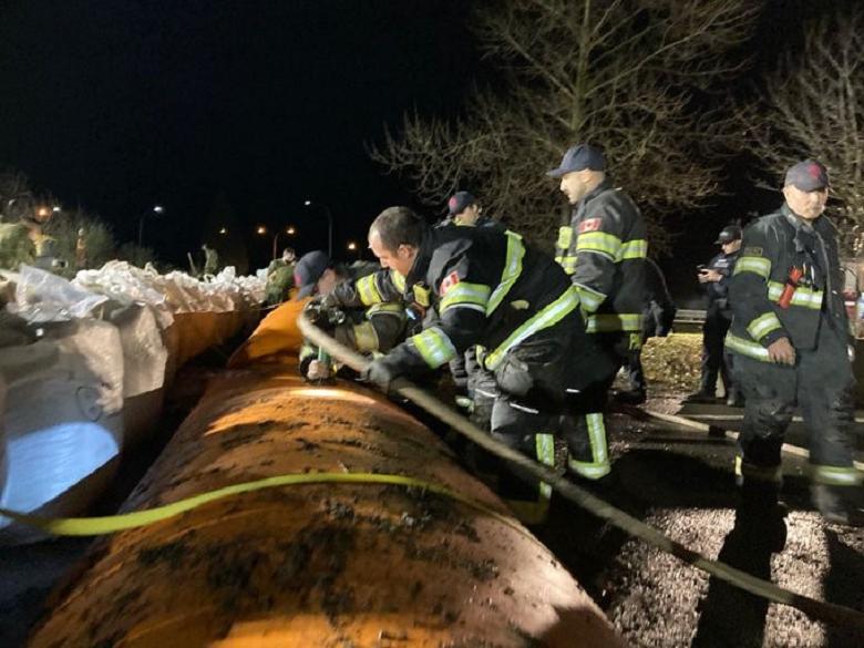 阿波斯福消防员彻夜工作，于周一凌晨4时成功架起“老虎坝”阻挡洪水。 卑诗省交通厅