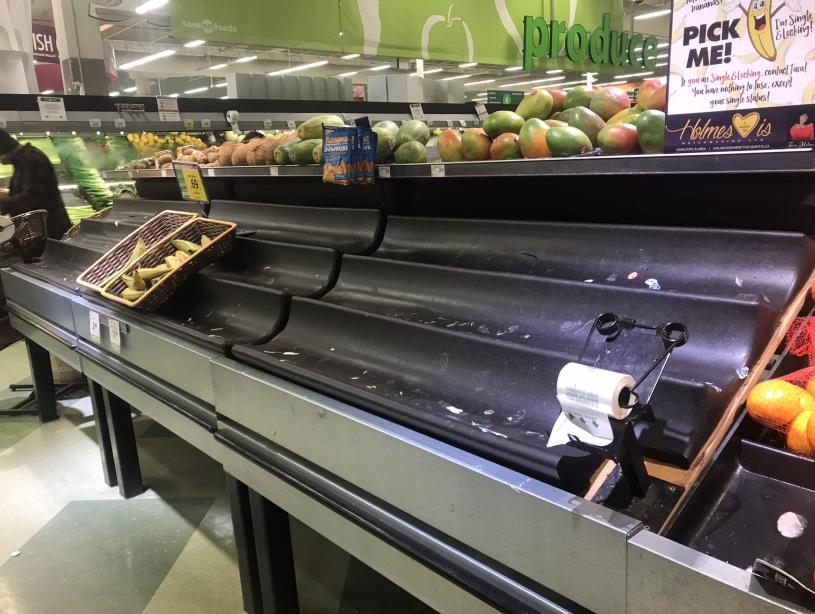 甘碌市内多家超市的食物货架被抢购得空空如也。 推特/Kamloops Archaeo