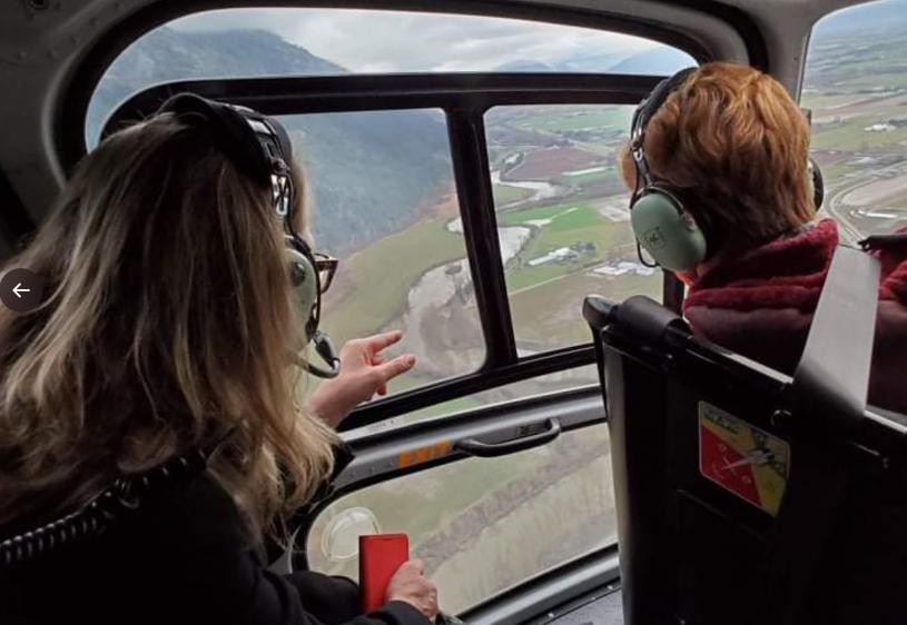 布娴妮与比博在直升飞机上视察受灾情况。比博推特