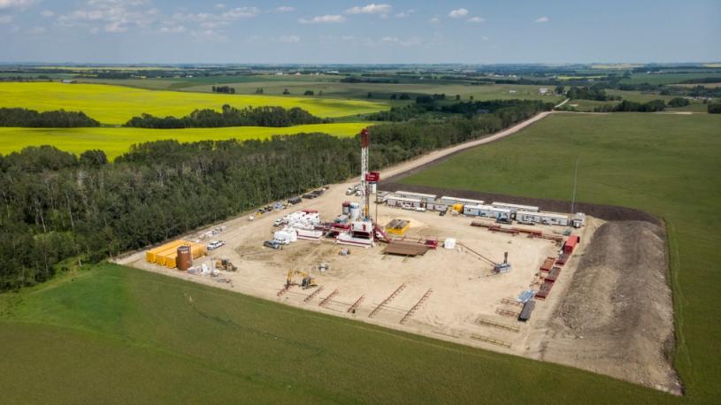 亚省北部有占全国产量近三分之二的油砂矿床，图为位于Cremona的一个钻油设施。 加通社