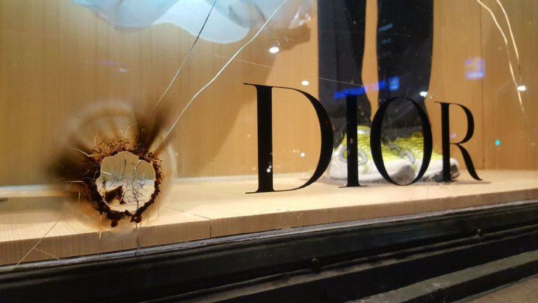 本月溫哥華市中心多間百貨公司的櫥窗玻璃都被賊人砸。Twitter@Eddy_Elmer