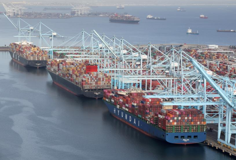 各地供应商争逐货柜和船期，部分航线的运费较去年上涨近3倍。 路透社