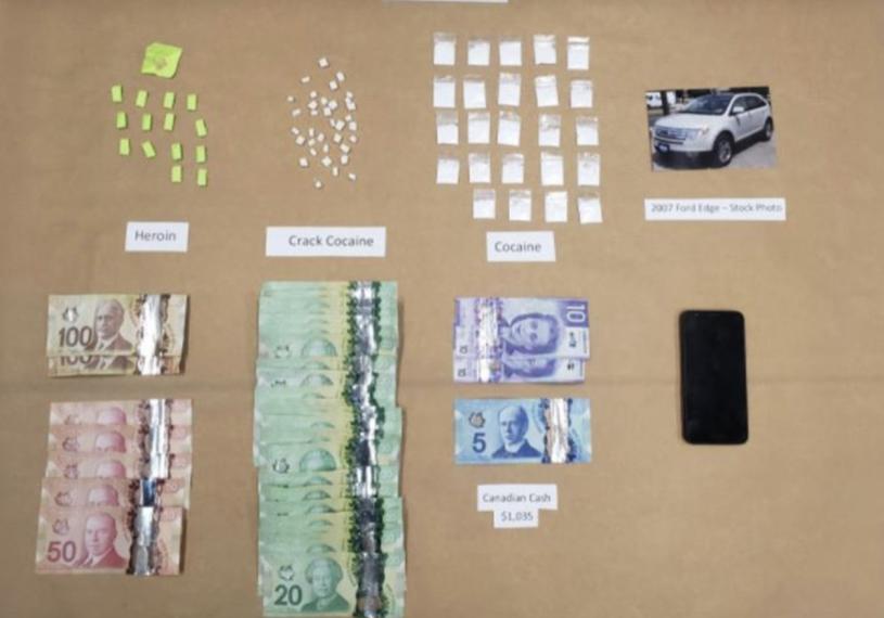 警方在執法中搜查到的可卡因和現金。 RCMP提供
