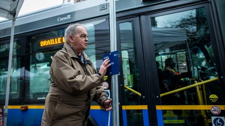 斯萊思試用巴士站的新設施後，認為將有助大溫地區的視障人士出行。 CBC
