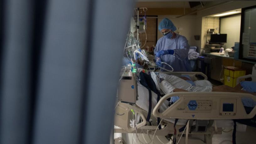 温哥华圣保禄医院深切治疗部护士于去年4月照顾一名新冠病人，其时卑诗省正实施暂停部分非紧急手术的措施。 加通社