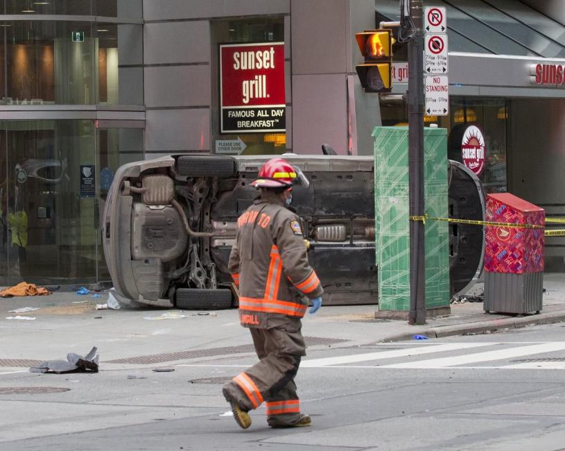 多倫多市中心星期日下午發生嚴重車禍，最少8人受傷，其中兩人危殆。星報