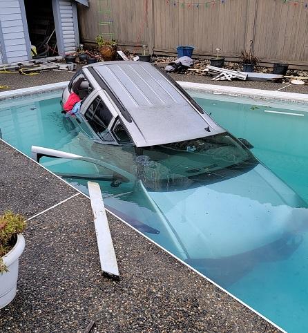 汽車失控衝入私家游泳池。  RCMP提供