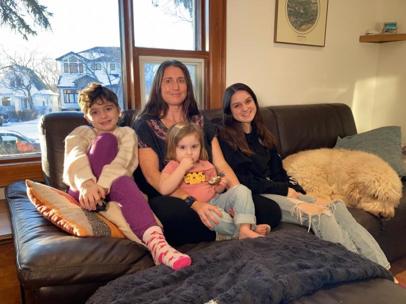 一年過去，感染新冠的經歷使赫勒(中)、錫達(左一)和家人的生活翻天覆地。 CBC 