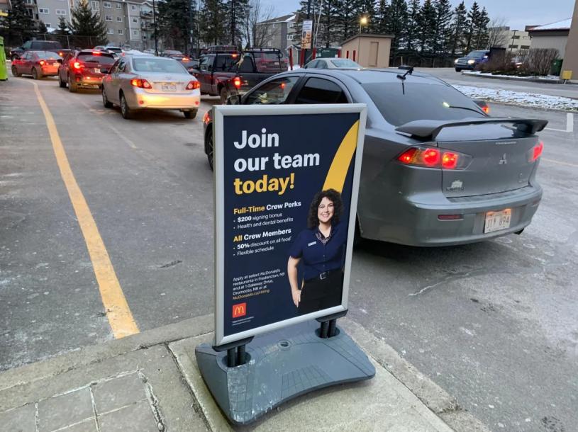 弗雷德里克頓市的一間麥當勞，承諾為新入職的全職員工提供200元的簽約獎金。CBC

