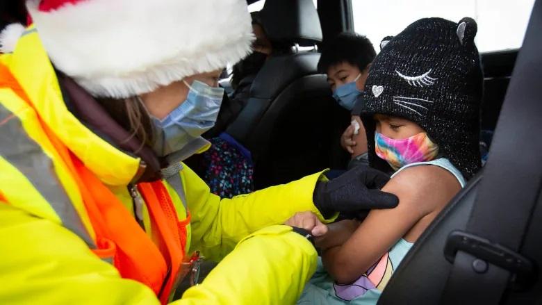 图为12月4日，6岁儿童奥玛琳（Amanda Omamalin）在安省京士顿（Kingston）的一个免下车诊所接种疫苗。加通社



