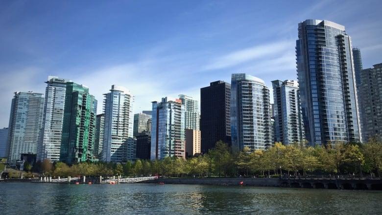 多倫多與溫哥華等城市房價持續高企。CBC