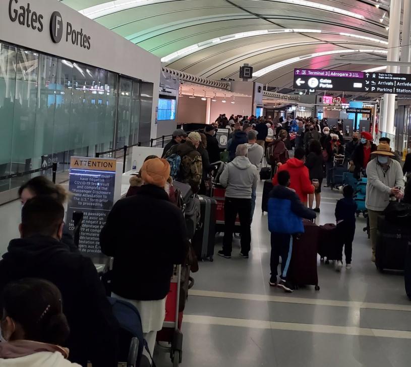皮尔逊国际机场周四大排长龙，有旅客表示，连航空公司也不清楚新措施的具体安排。 Patrick Heffron推特