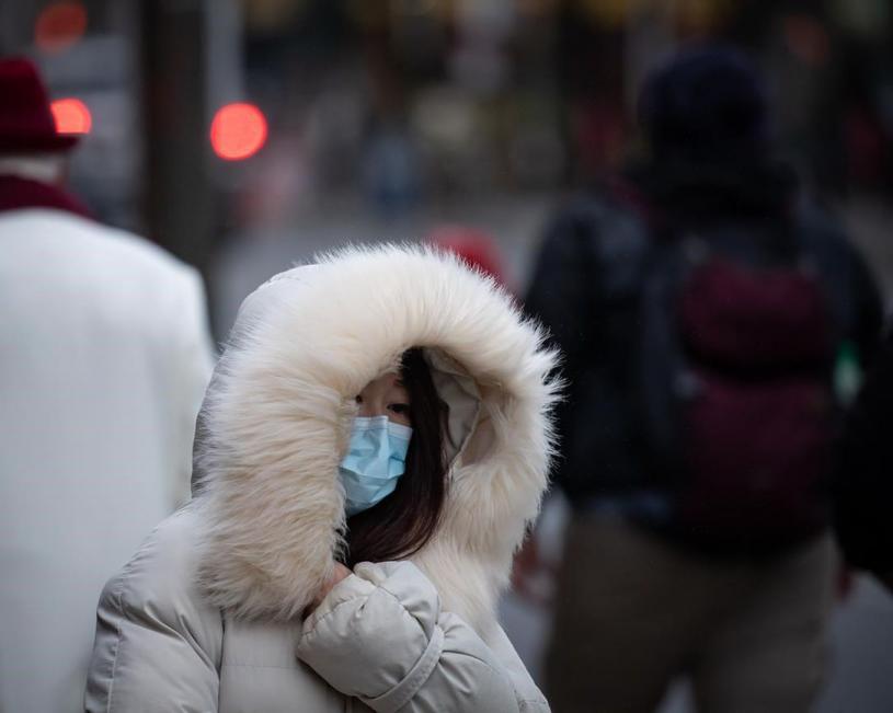 就算天氣寒冷，在戶外地方仍最好佩帶口罩。加通社資料圖片