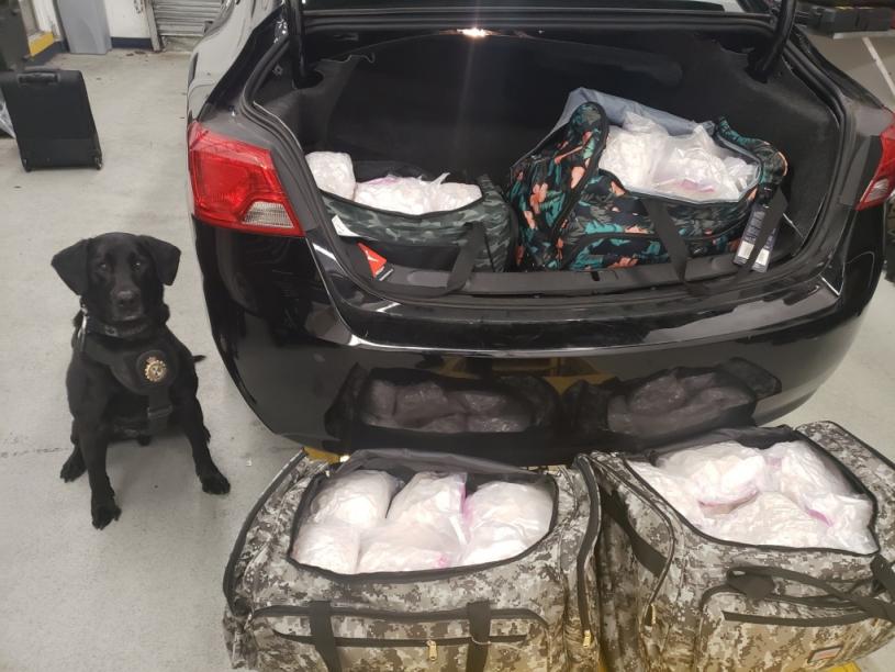 邊境局及皇家騎警於涉案車輛的車尾箱內，檢獲100公斤毒品。 CBSA圖片