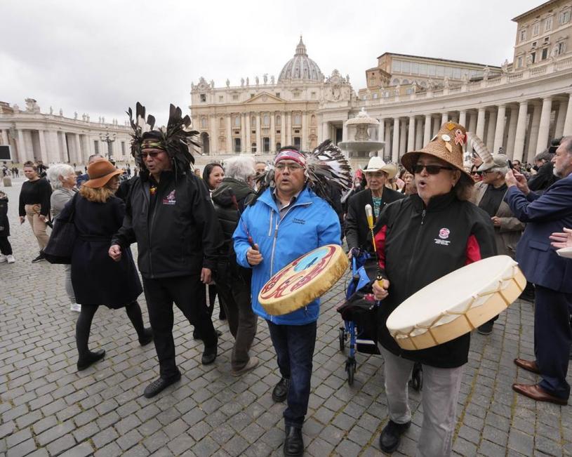 原住民代表于圣彼得广场击鼓和唱歌。星报