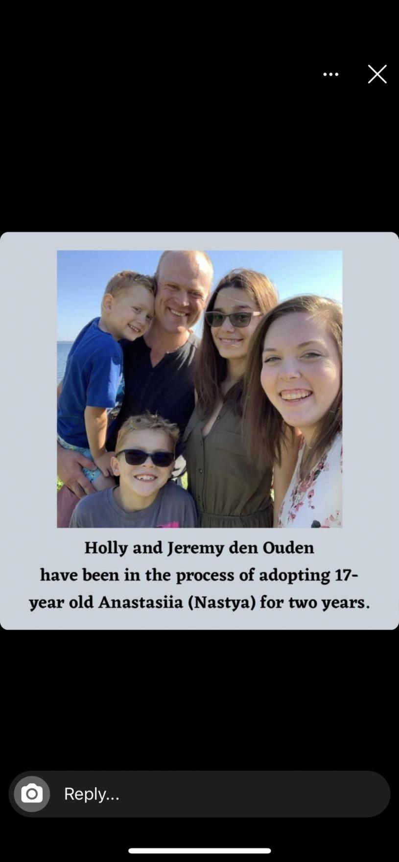 奧登(右一)和家人與娜斯蒂(右二)合照。Twitter
