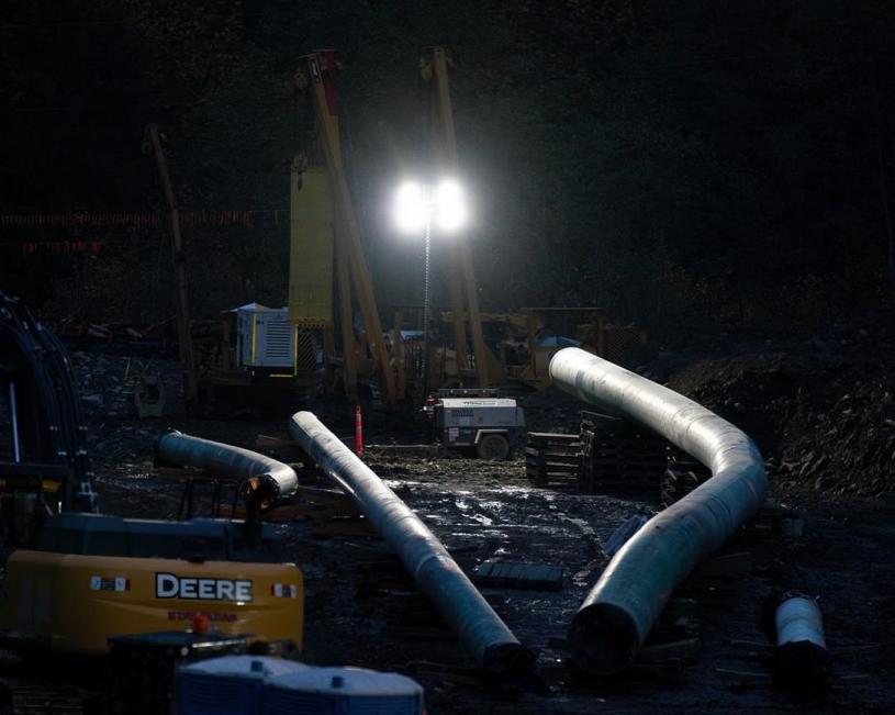横山输油管扩建工程正日以继夜进行。星报资料图片
