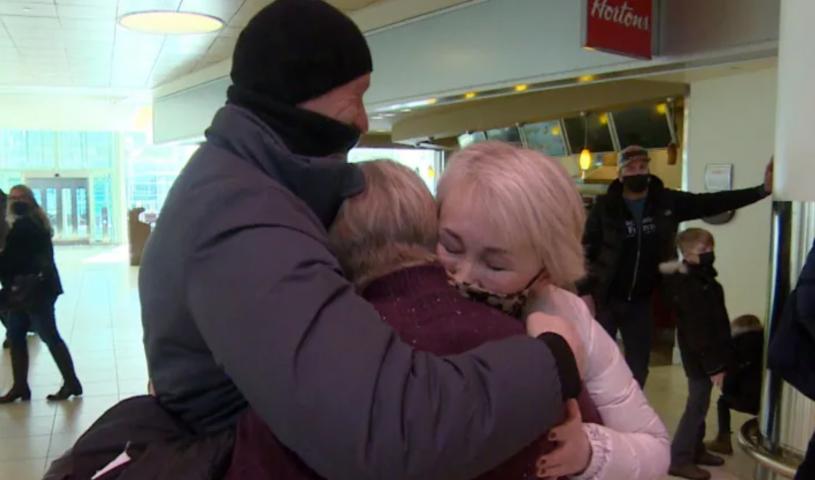 加拿大国民在机场拥抱顺利抵加的乌克兰至亲。CBC