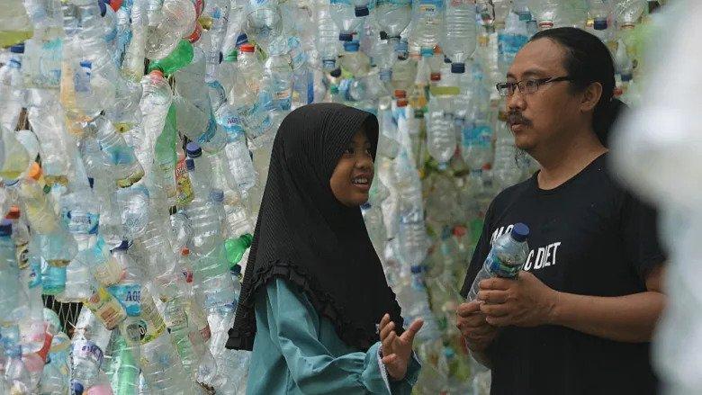阿薩拉（Nina Azzahra，左）呼籲加國在廢物處理問題上「自食其力」，莫要把其祖國當成自家垃圾場。CBC