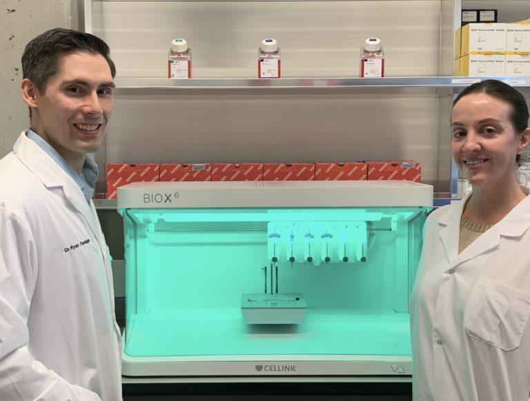 范尼根(左)與團隊助手研發的3D生殖細胞打印機。UBC

