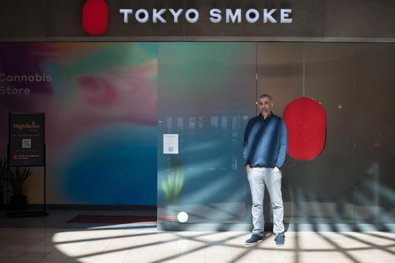 法斯坦站在其中一間Tokyo Smoke大麻店前。加通社資料圖片
