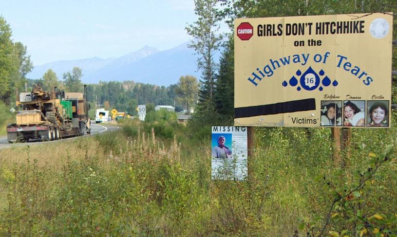 駕駛人士在16號高速公路行駛，沿途會見到明黃色的路牌，上有一串藍色淚珠，及三名據信在公路附近遇襲的女性照片。CBC資料圖片