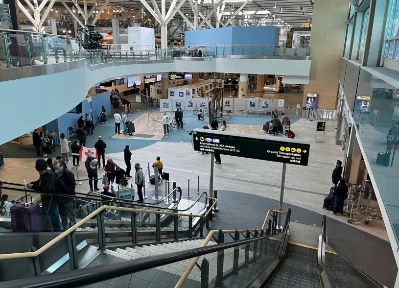 溫哥華國際機場抵達大堂陸陸續續有旅客入境。星島記者攝