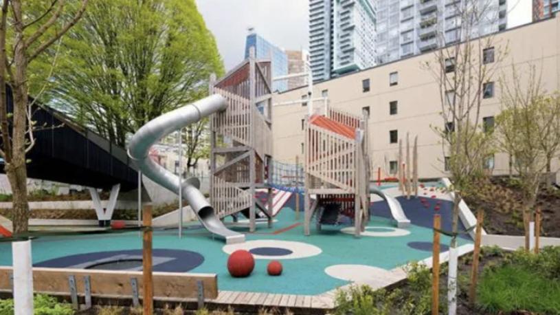 公园设有两个弹床、高塔、攀爬设施以及大滑梯。（Vancouver Board of Parks and Recreation）