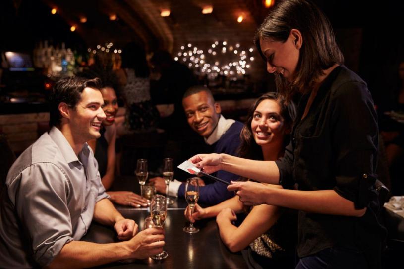 一般顾客在光顾酒吧和餐馆时，都会向服务员支付小费。星报资料图片