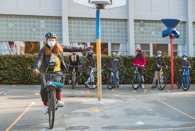 有关课程分4堂进行，将教授学生步行及自行车安全知识，并为其提供骑车技能训练。市府提供