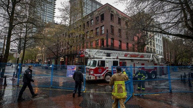 周二仍有消防车和消防员在火灾现场。CBC

