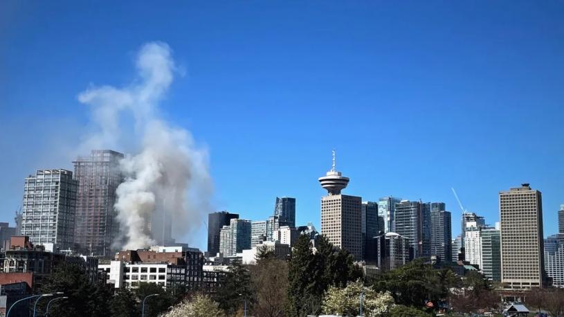 火灾建筑冒出的浓烟数公里外可见。CBC