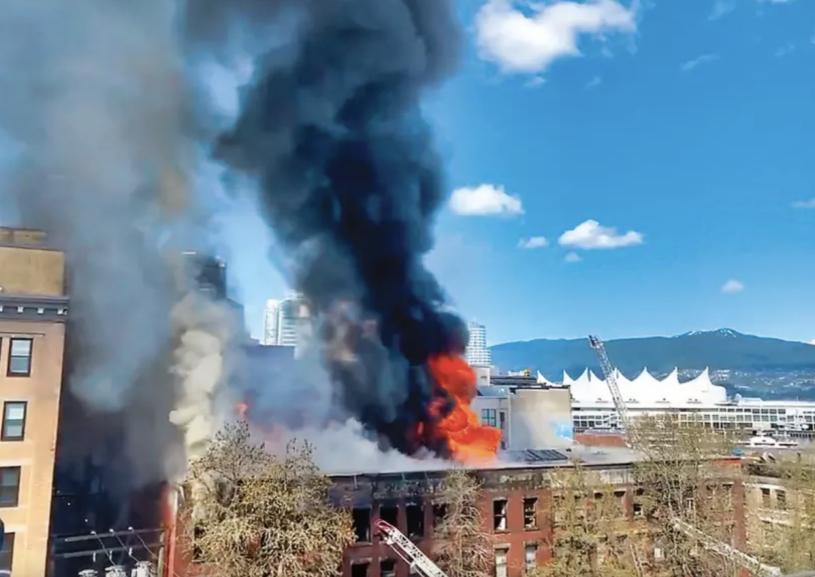 煤气镇烧毁建筑进入拆除工作。  CBC图片