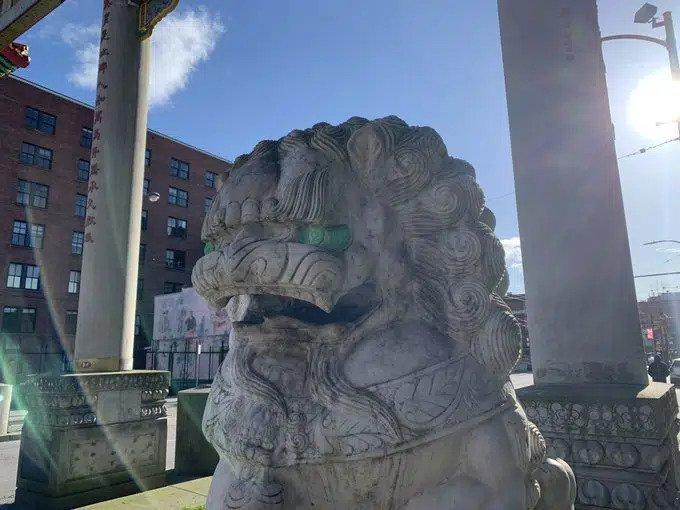 石狮眼睛被涂成绿色。刘黛明推特