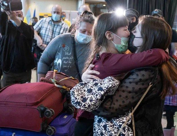 乌克兰难民抵达圣约翰斯机场。加通社