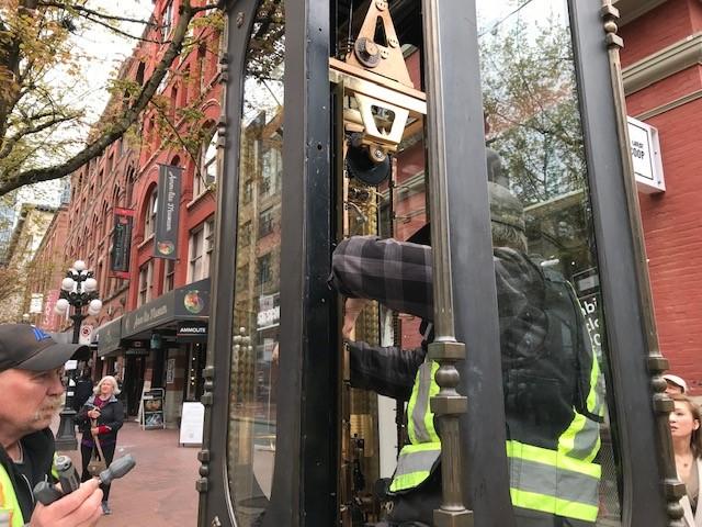 市府周三表示，已派員於周二為蒸汽鐘更換受損的玻璃，完成修復工作。市府Twitter