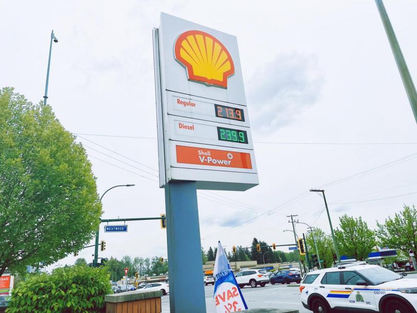 大溫地區的每公升油價於周五下午降回至2.139元。星島記者王弘樹攝
