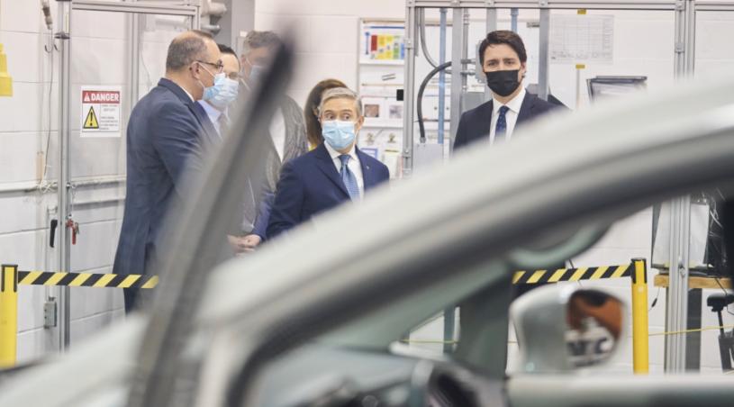 總理杜魯多周一到訪安省的汽車製造商斯泰蘭蒂斯工廠。加通社