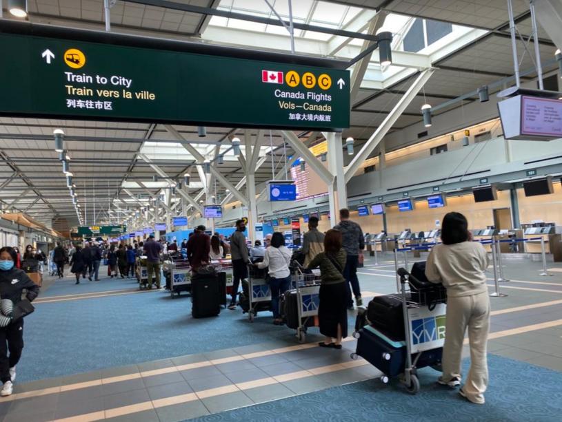 近日溫哥華國際機場安檢大排長龍。星島記者攝