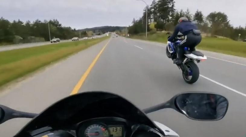 電單車騎士非法賽車畫面被拍下。  視頻截圖