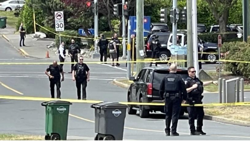萨尼治市满地可银行发生枪战。  CBC图片