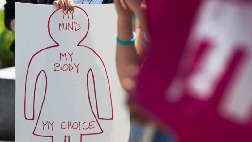 图为2014年一名示威者在活动中举著倡导合法堕胎的标语牌。加通社资料图