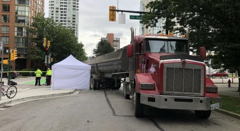 事故涉及一辆联结卡车和一辆自行车。   CBC图片