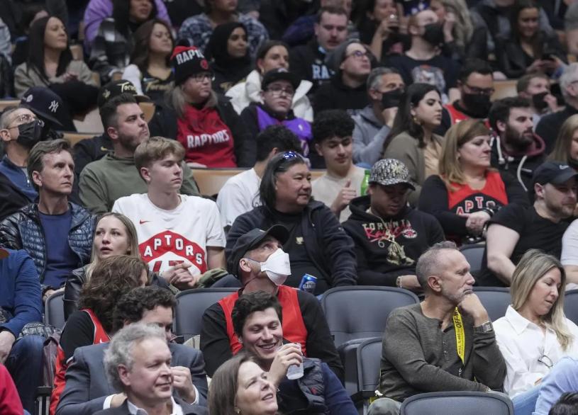 圖為今年3月24日，一名男子在觀看猛龍隊比賽時戴著N95口罩，而周圍大多數觀眾都沒戴。加通社資料圖