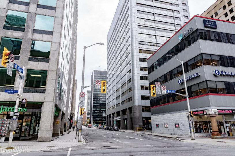 調查顯示，多數加拿大人已經回到辦公室上班。  CBC圖片